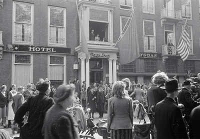 853176 Afbeelding van het publiek voor het hotel-restaurant Des Pays-Bas (Janskerkhof 10) te Utrecht, tijdens de ...